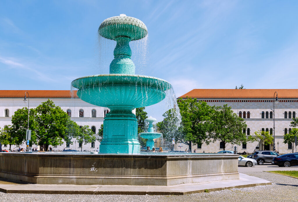 Geschwister-Scholl-Platz mit frisch restaurierten Schalenbrunnen